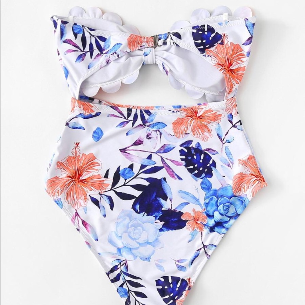 🆕Scallop trim cut out floral one piece swimsuit - Picture 3 of 8